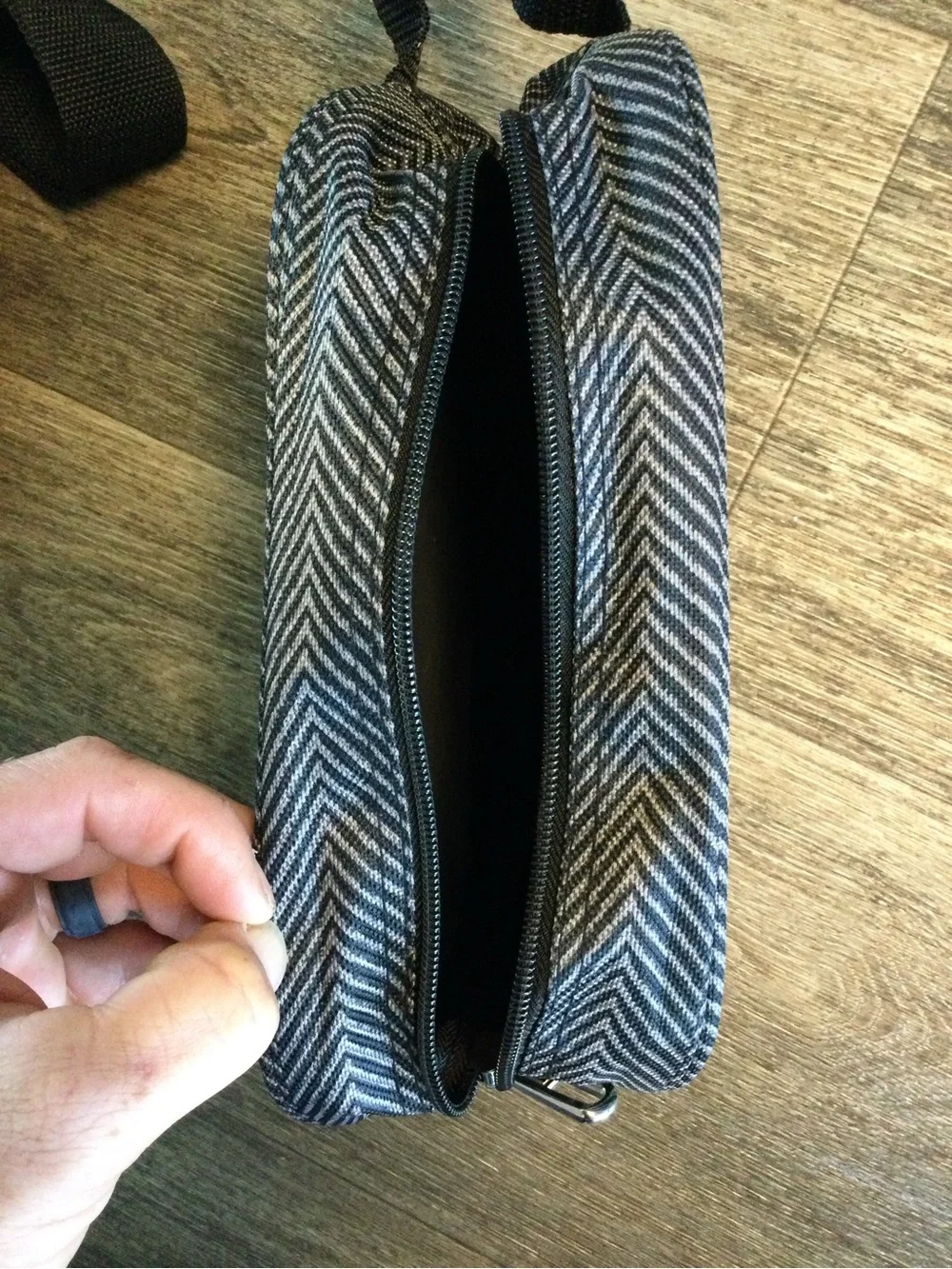Chaps sleek messenger